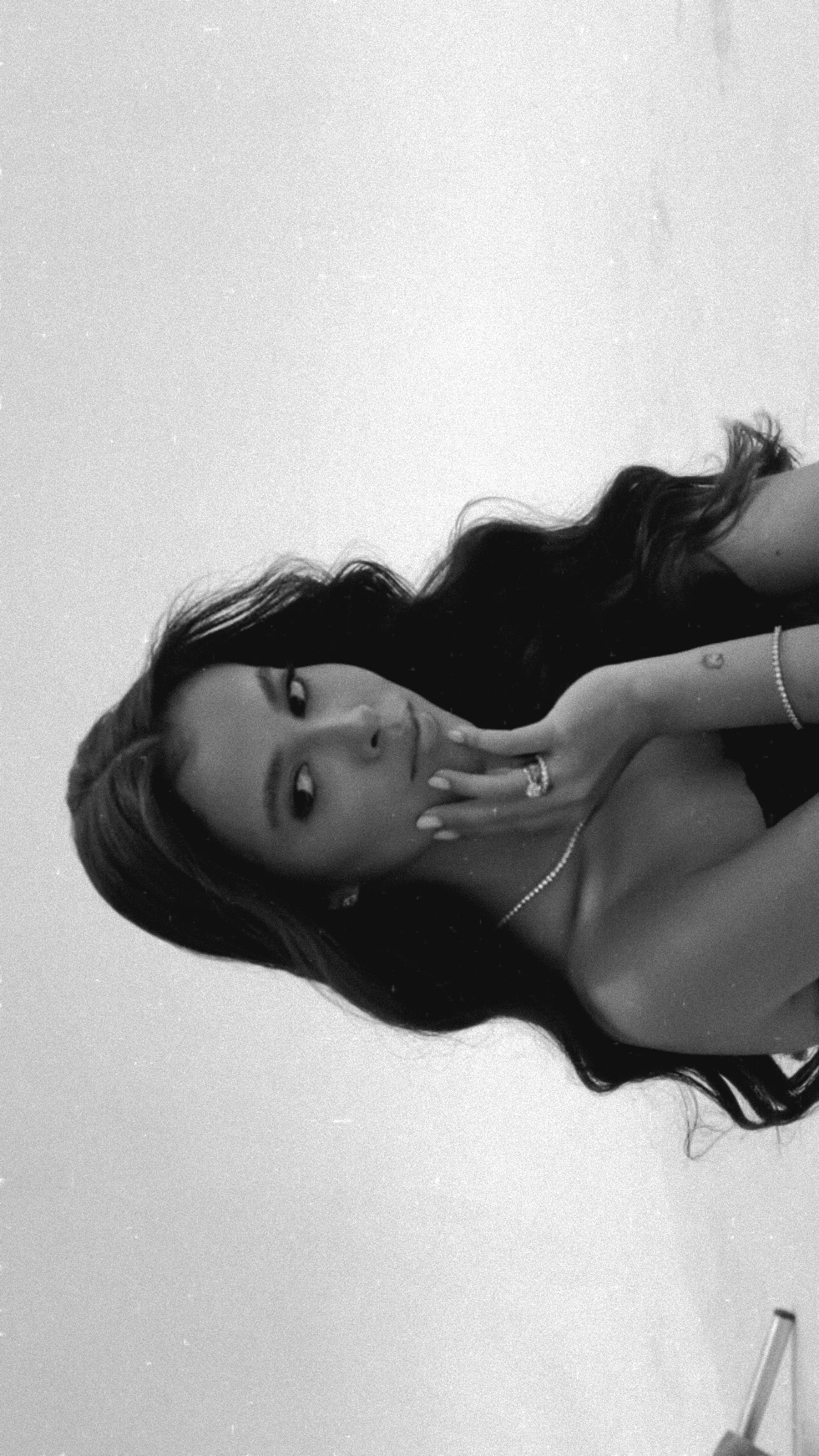 Retrato editorial em preto e branco de Renally Queiroz